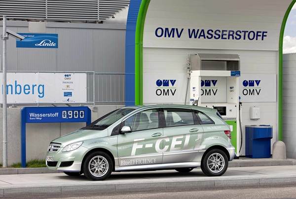 Mercedes-Benz B-class F-CELL на станция за зареждане с водород на OMV