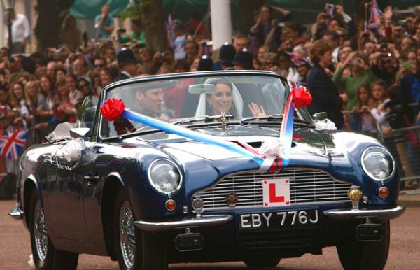 Уилям и Кейт с Aston Martin назаем от принц Чарлз