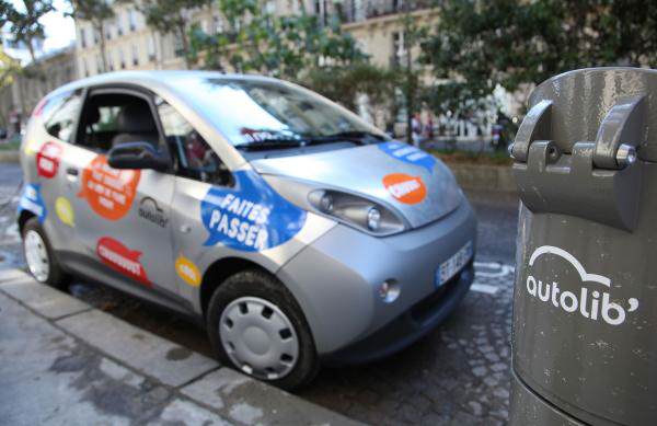 Autolib Bluecar - електрическа кола за споделяне в Париж