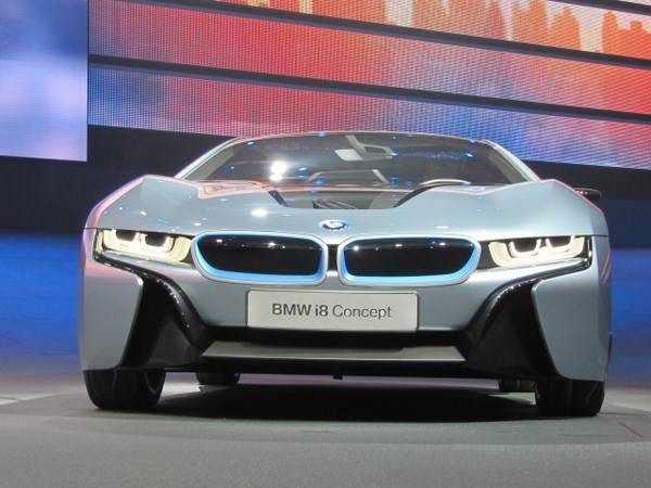 Зареждаем хибрид i8 от BMW - престижен модел, големи очаквания, сериозна цена