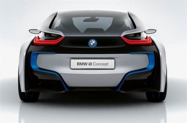 BMW-i8-zarezhdaem-elektromobil-5