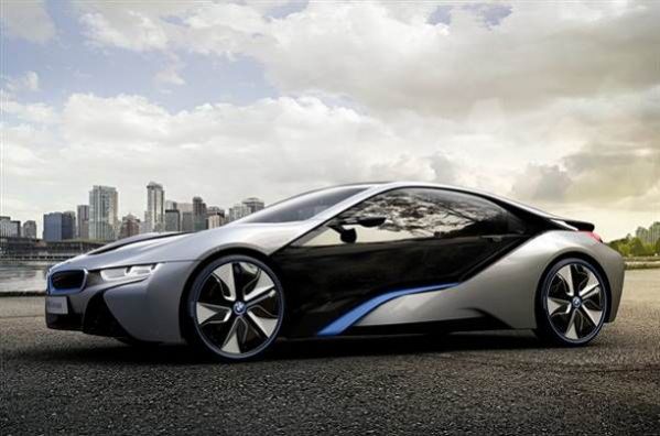 BMW-i8-zarezhdaem-elektromobil