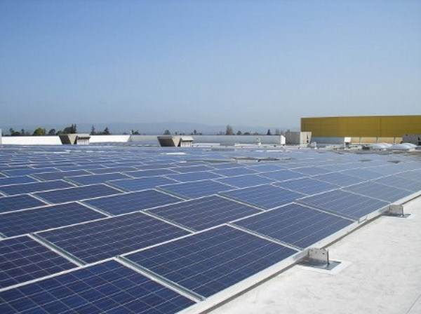 Това са соларните панели на покрива на магазина, с който IKEA добива чиста енергия от Слънцето