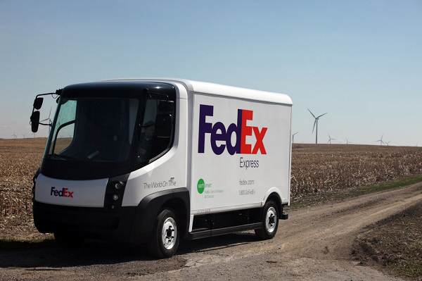 FedEx разнася доставки с електрическия Navistar eStar