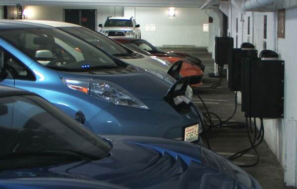 Зареждане на електрически коли в гараж