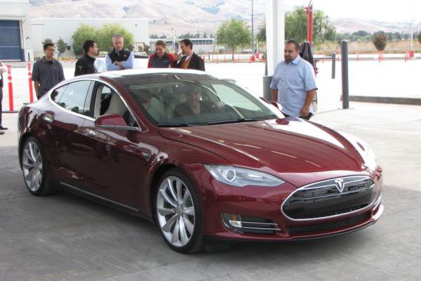 Tesla Model S ден за представяне и резервации