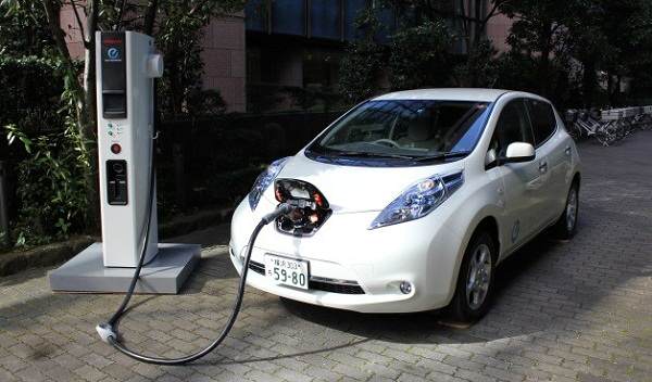 Новата по-компактна бърза зарядна станция за зареждане на електромобили на Nissan