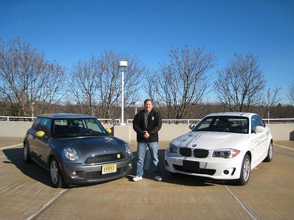 Том Молоуни със своите електрически MINI E и BMW ActiveE