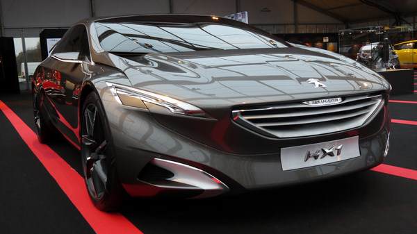 Новите концепции на изложението, показват посоката на развитие при компаниите - Peugeot се похвалиха с HX1