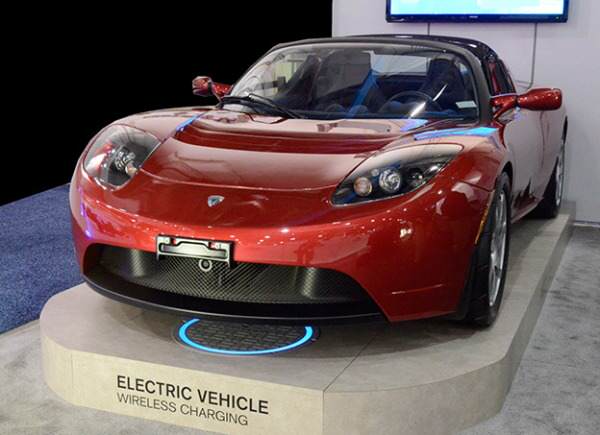 Tesla Roadster безжично зареждане