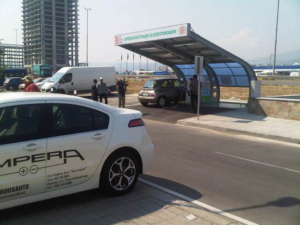 Първата соларна зарядна станция за електромобили - в София