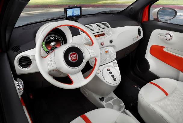 Butoni vmesto skorosten lost i moderen dizain v Fiat 500E