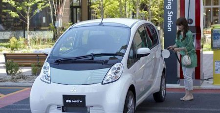 Mitsubishi i-MiEV ще се зарежда и на 16 допълнителни зарядни станции, поставени от Hertz