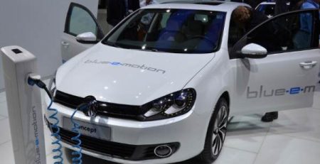 Volkswagen Golf Blue E-motion може да се сдобие с батерия от Bosch