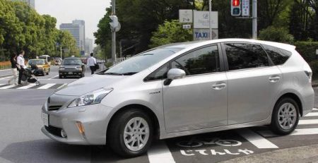 Поръчките на Prius Alpha надхвърлиха очакваната бройка, но от Toyota ще се забавят с производството