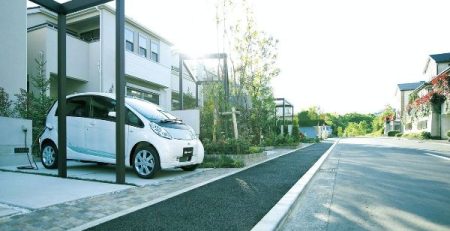 Електрическото Mitsubishi i-MiEV седи много естествено е тази искряща от чистота норвежка градска среда