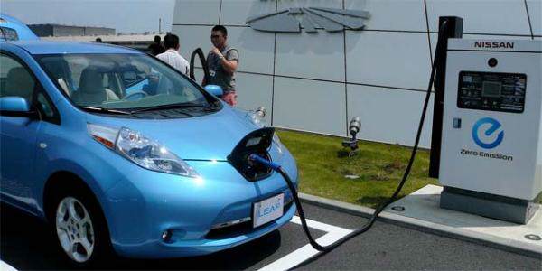 Nissan LEAF зареждане на от 'извора'