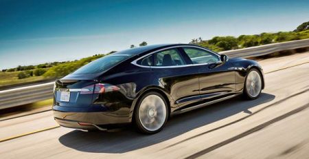 Електрическата Tesla Model S дърпа като ластик