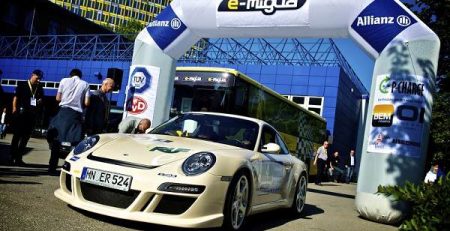 Porsche не е необичайна гледка на рали, но електрическо...