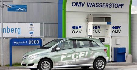 Mercedes-Benz B-class F-CELL на станция за зареждане с водород на OMV