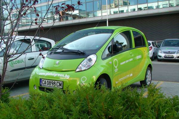 Електрическият Peugeot iOn на паркинга на GLOBUL