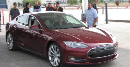 Tesla Model S ден за представяне и резервации