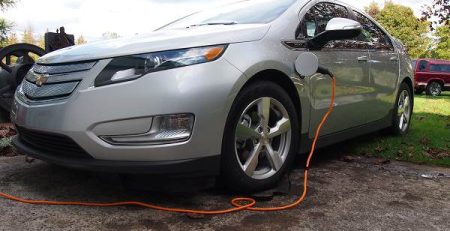 Chevrolet Volt може да заредите и на двора