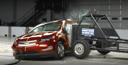 Страничен краш тест на електрическия Chevrolet Volt