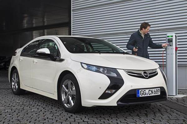 А това е електрическият Opel Ampera - приличат си, нали?