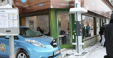 Зареждане на Nissan LEAF по време на демонстрация в Давос