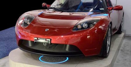 Tesla Roadster безжично зареждане