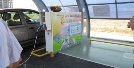 zarezhdane-na-elektromobili-s-energia-ot-slunceto-bez-nikakvi-vuglerodni-emisii