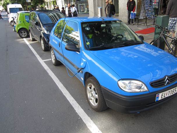 Конвертиран Citroen Saxo се зарежда на паркинг в Осло