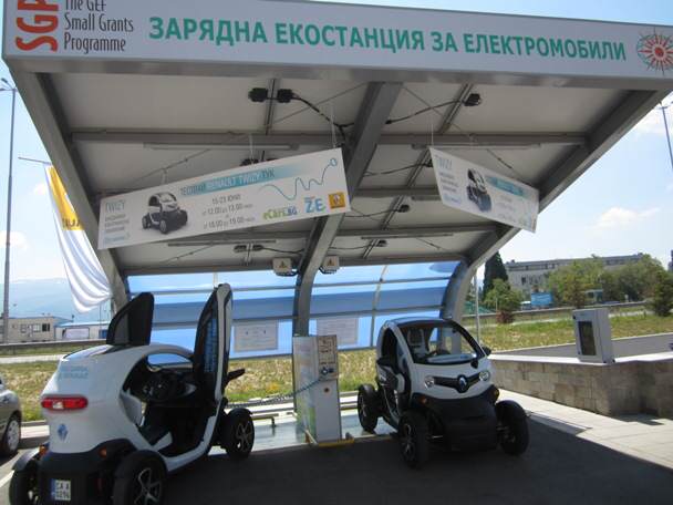 Dvete test-twizy se zarejdaha na solarnnata stantsiya, mejdu obikolkite