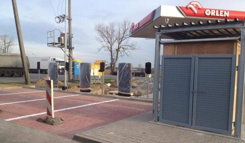 purvi_tesla_supercharger_poland