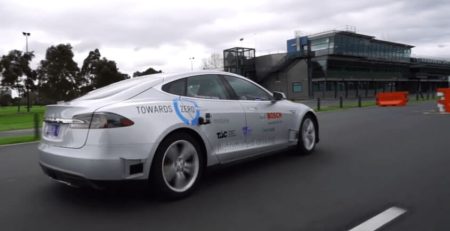 bosch-tesla-model-s-pulen-avtopilot-australia