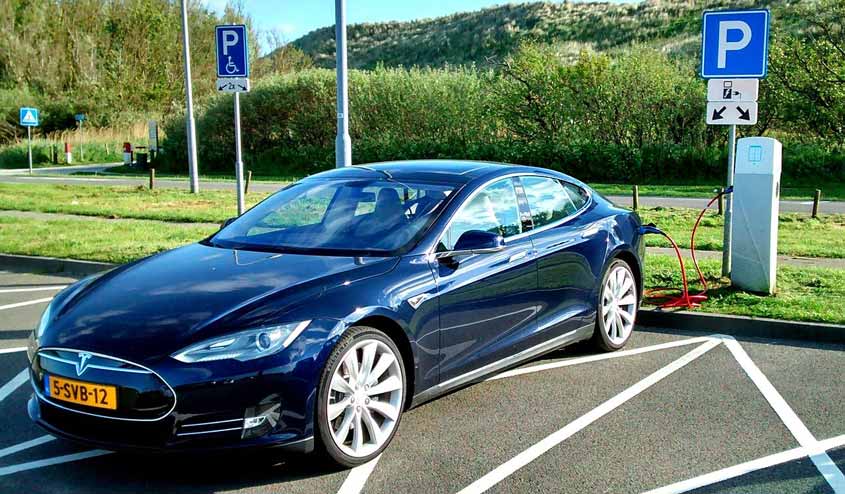 german-minister-buys-tesla