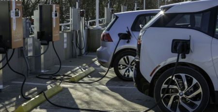 electric_cars_at_charging_station