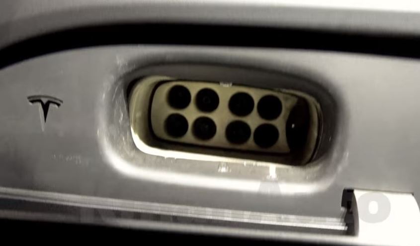 tesla_semi_charging_port