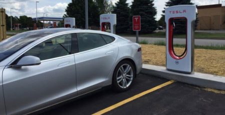 tesla-supercharger-taksi-parkirane-bez-zarazhdane-idle